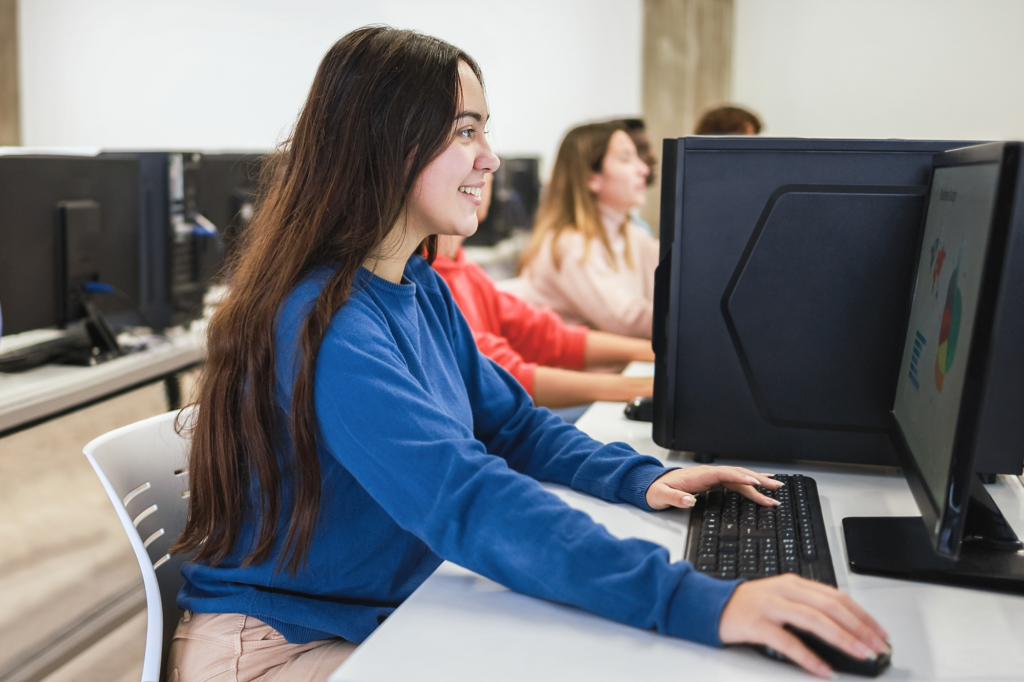 Jugendliche absolvieren einen online Lehrlingstest am Computer.