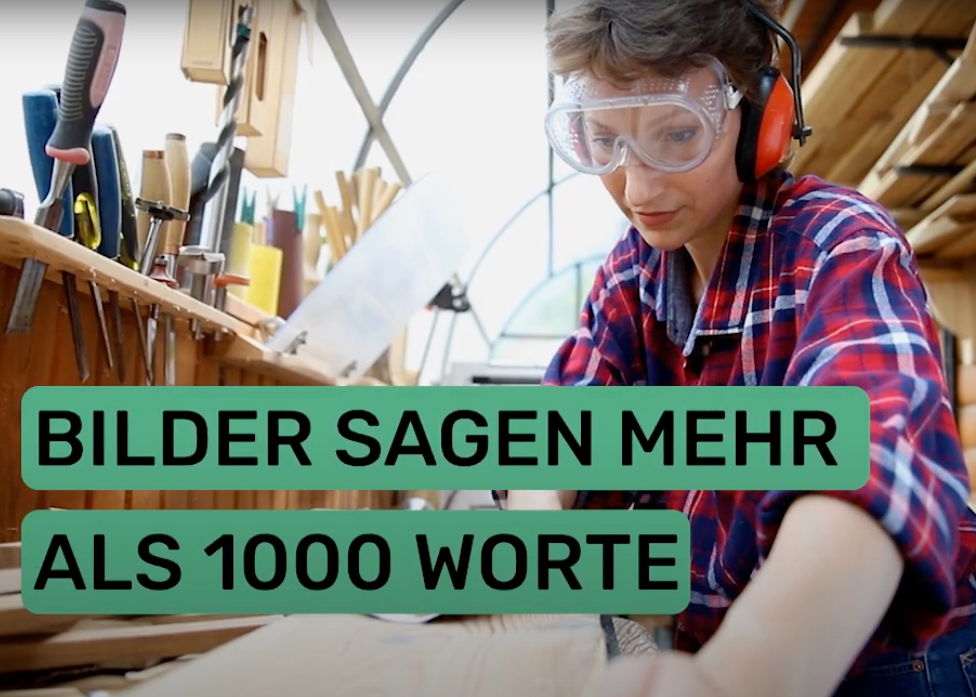 Junge Frau arbeitet in einem Tischlerbetrieb. Im Bildtext steht: Bilder sagen mehr als 1000 Worte.